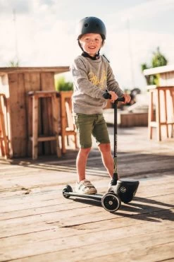 Scoot And Ride Green Lines Highwaykick 2 Step SR-96525 -Babywinkel Verkoop Scoot and Ride Green Lines Highwaykick 2 Step SR 96525 .sfeer 1