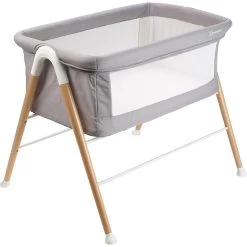 Babygo Goodnight Grey Wieg 4361 -Babywinkel Verkoop babygo goodnight grey wieg aan bed 2
