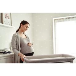 Babygo Goodnight Grey Wieg 4361 -Babywinkel Verkoop babygo goodnight wieg aan bed sfeer 1