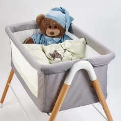 Babygo Goodnight Beige Wieg 4362 20 Babygo Goodnight Beige Wieg 4362 -Babywinkel Verkoop babygo goodnight wieg aan bed sfeer 4 1