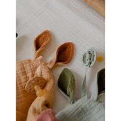 Bibs Kangaroo Desert Sand Knuffeldoekje 9405293 -Babywinkel Verkoop bibs kangaroo desert sand knuffeldoekje 9405293 2