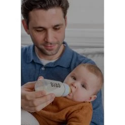 Bibs Ivory 110 Ml Glazen Fles 5013216 -Babywinkel Verkoop bibs ss22 babyglassbottle lifestyle model 17 2