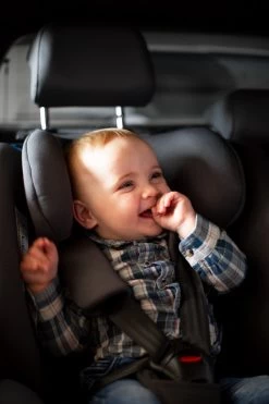 Ding Cruz Light Grey 360° Isofix Autostoel 0-36kg DI-101921 -Babywinkel Verkoop di 101919 lifestyle 04a 2