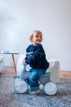 Momi Tobis Grey Ride-On Bubbles Loopfiets ROBI00043 -Babywinkel Verkoop momi tobis loopfiets sfeer1 1