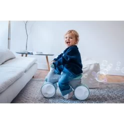 Momi Tobis Grey Ride-On Bubbles Loopfiets ROBI00043 -Babywinkel Verkoop momi tobis loopfiets sfeer2 1