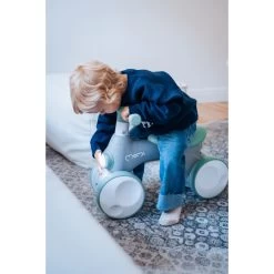 Momi Tobis Grey Ride-On Bubbles Loopfiets ROBI00043 -Babywinkel Verkoop momi tobis loopfiets sfeer3 1